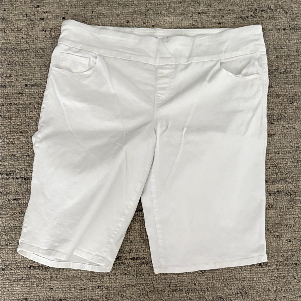 Gloria Vanderbilt Women's Classic White Bermuda Shorts 13” inseam 40” waist.